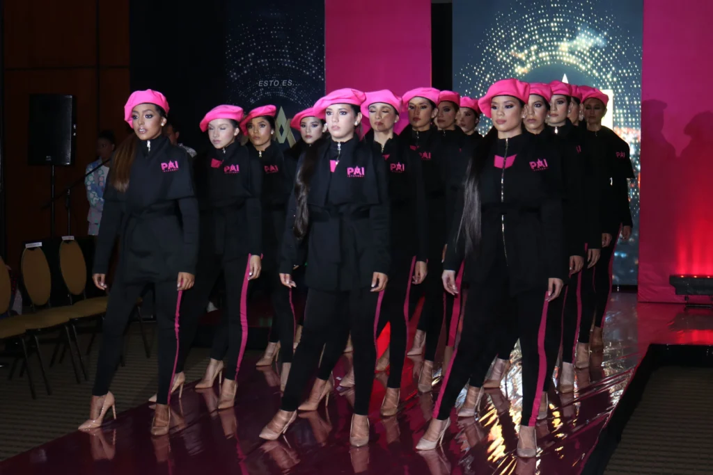talentos modelando con traje negro y boinas rosadas