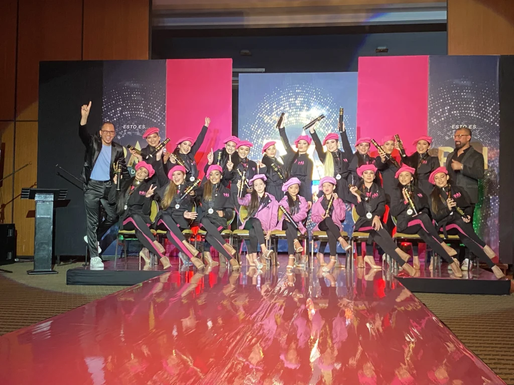 19 talentos posando junto a los directores de pai academy