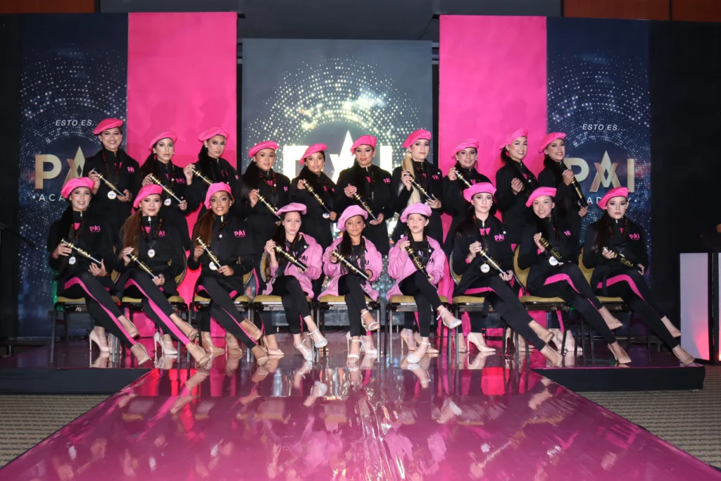 19 talentos posando para la foto de la promo 1 promocion que lleva por nombre pink