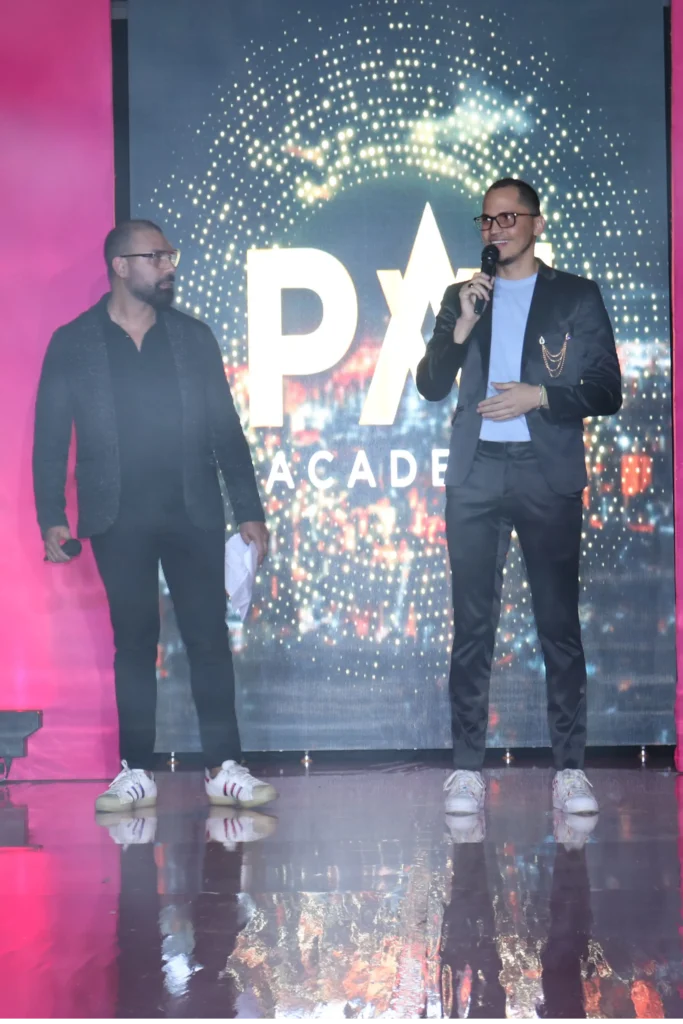 Directores de pai academy diciendo unas palabras a las talentos graduadas