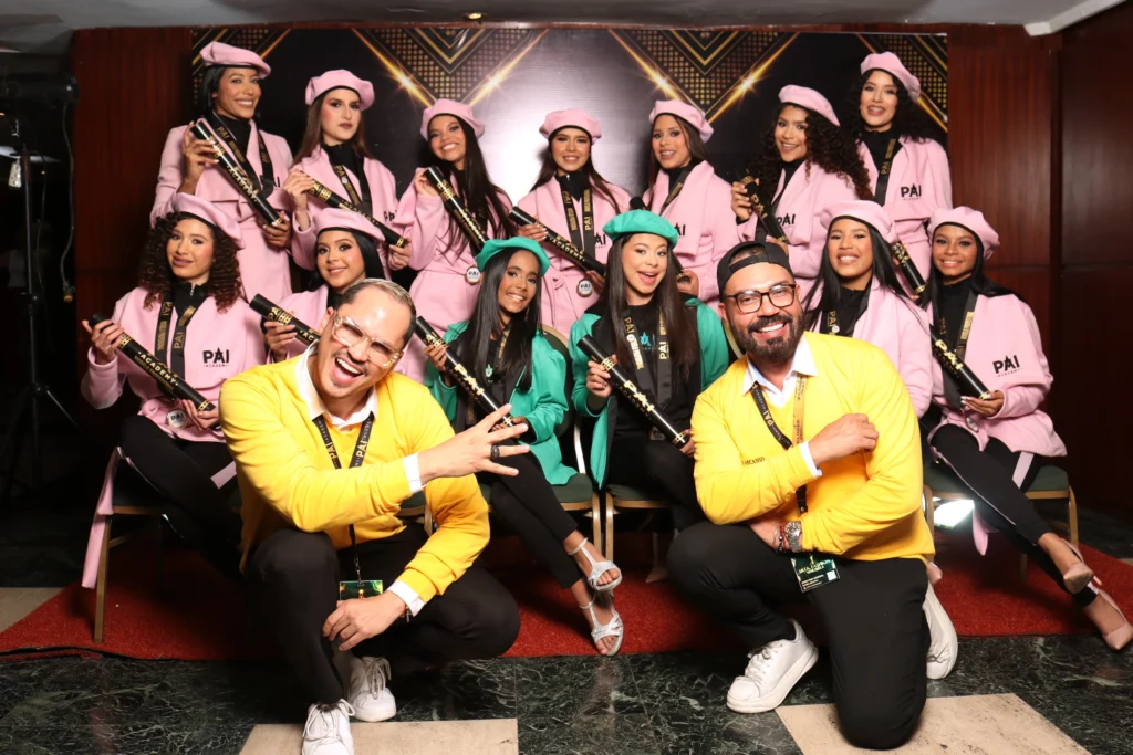 promo rose posando con los directores de pai academy