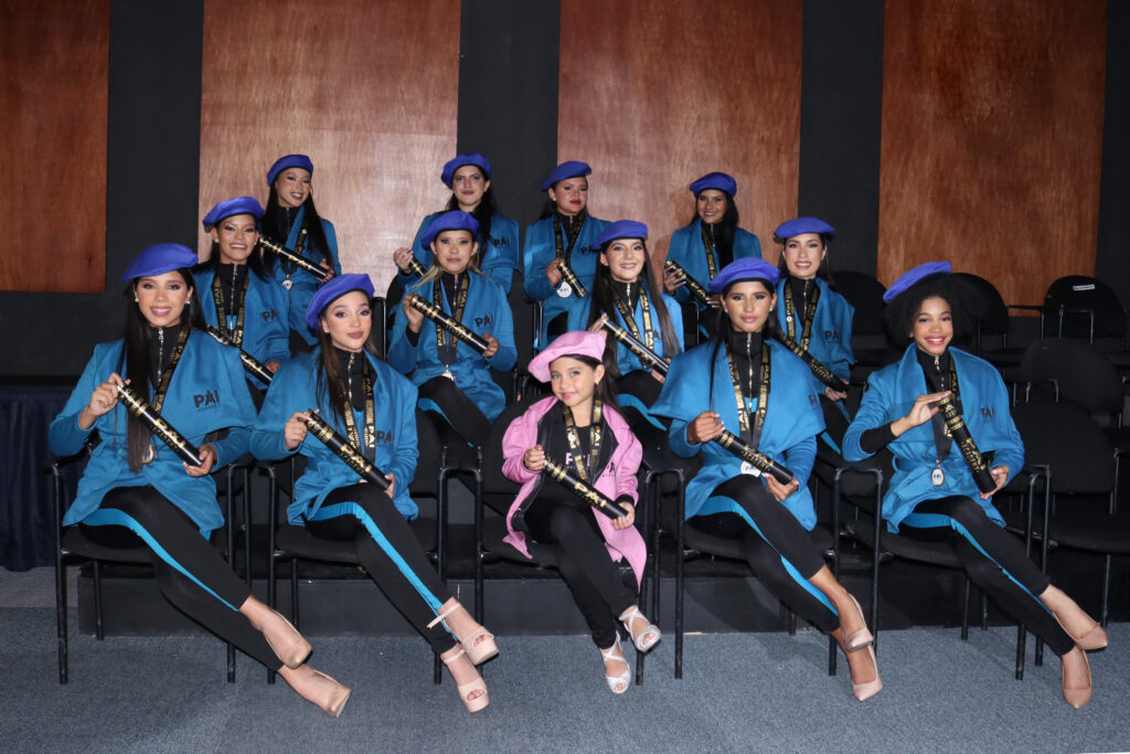 talentos posando en su graduacion promo-2-promo-blue