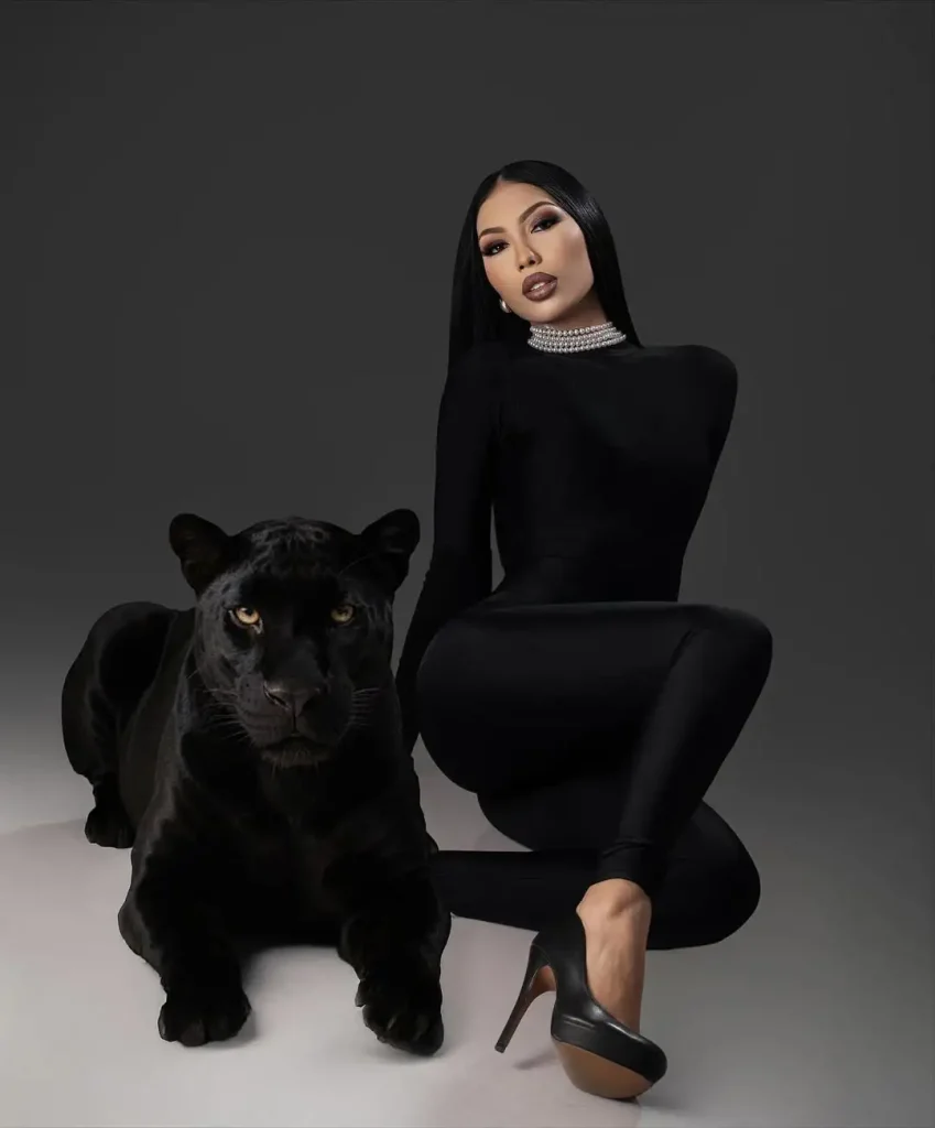 modelo posando con una pantera negra