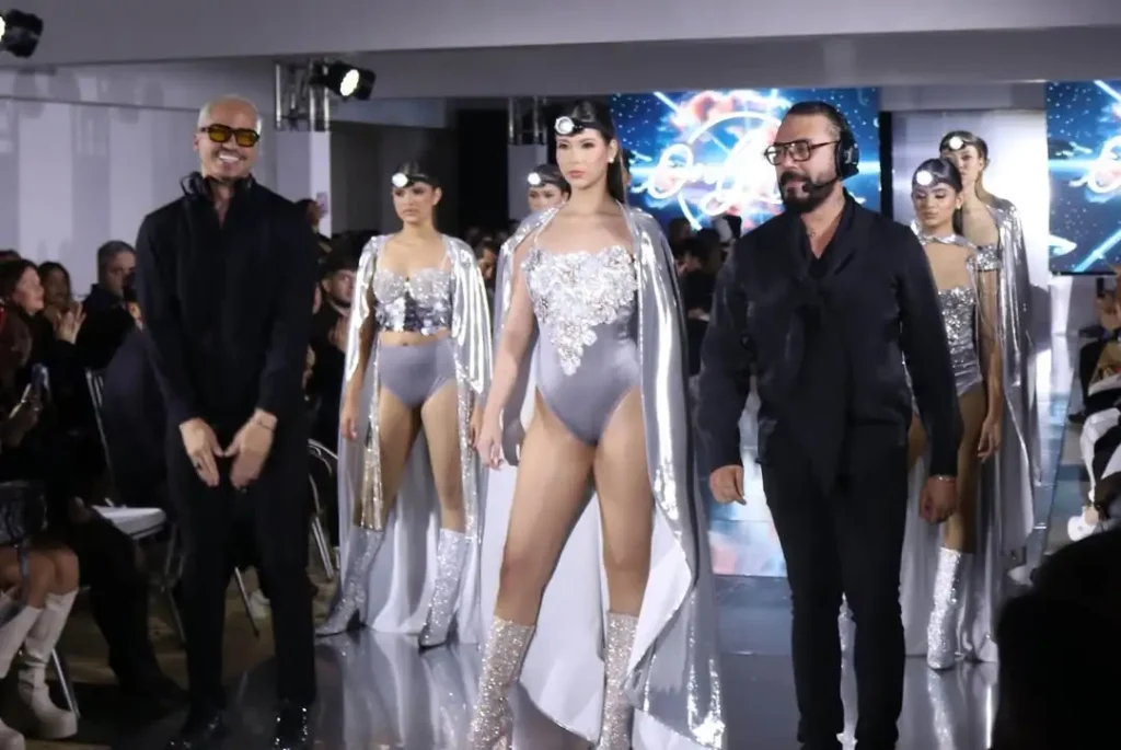 Modelos de Imperio Fashionista desfilando en la gala temática The Galaxy 2025.