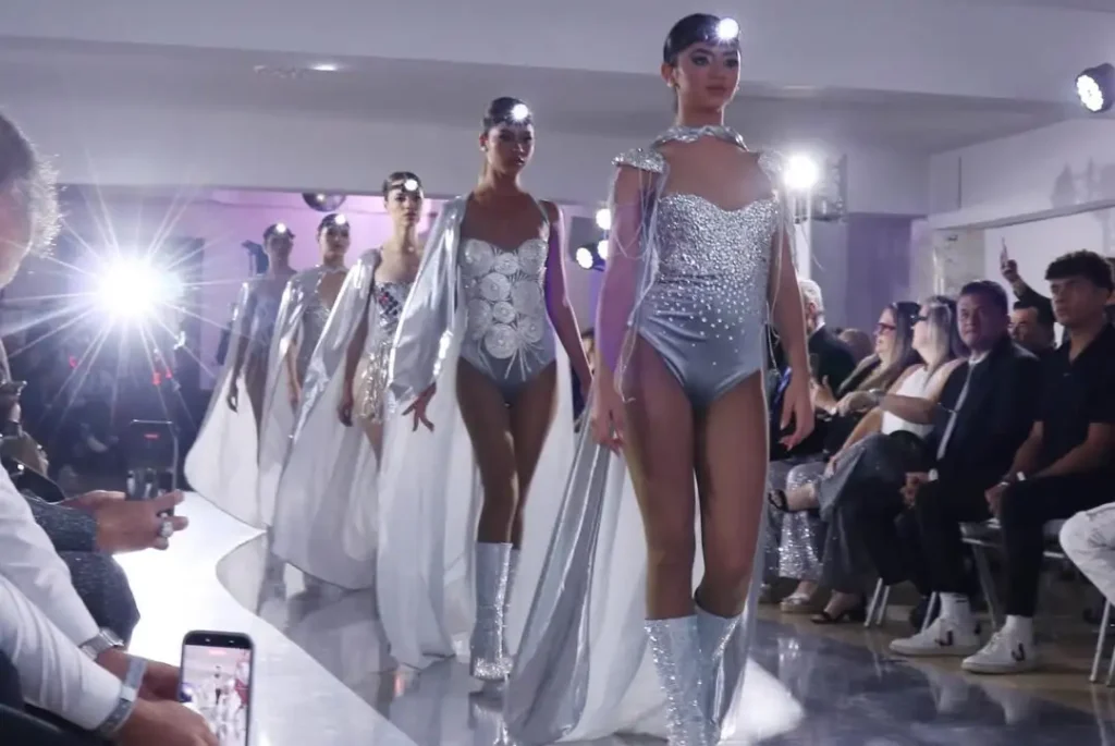 Modelos de Imperio Fashionista desfilando en la gala temática The Galaxy 2025.