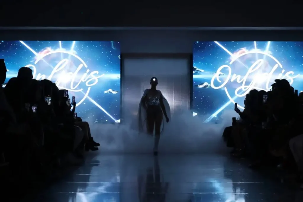 Modelos de Imperio Fashionista desfilando en la gala temática The Galaxy 2025.