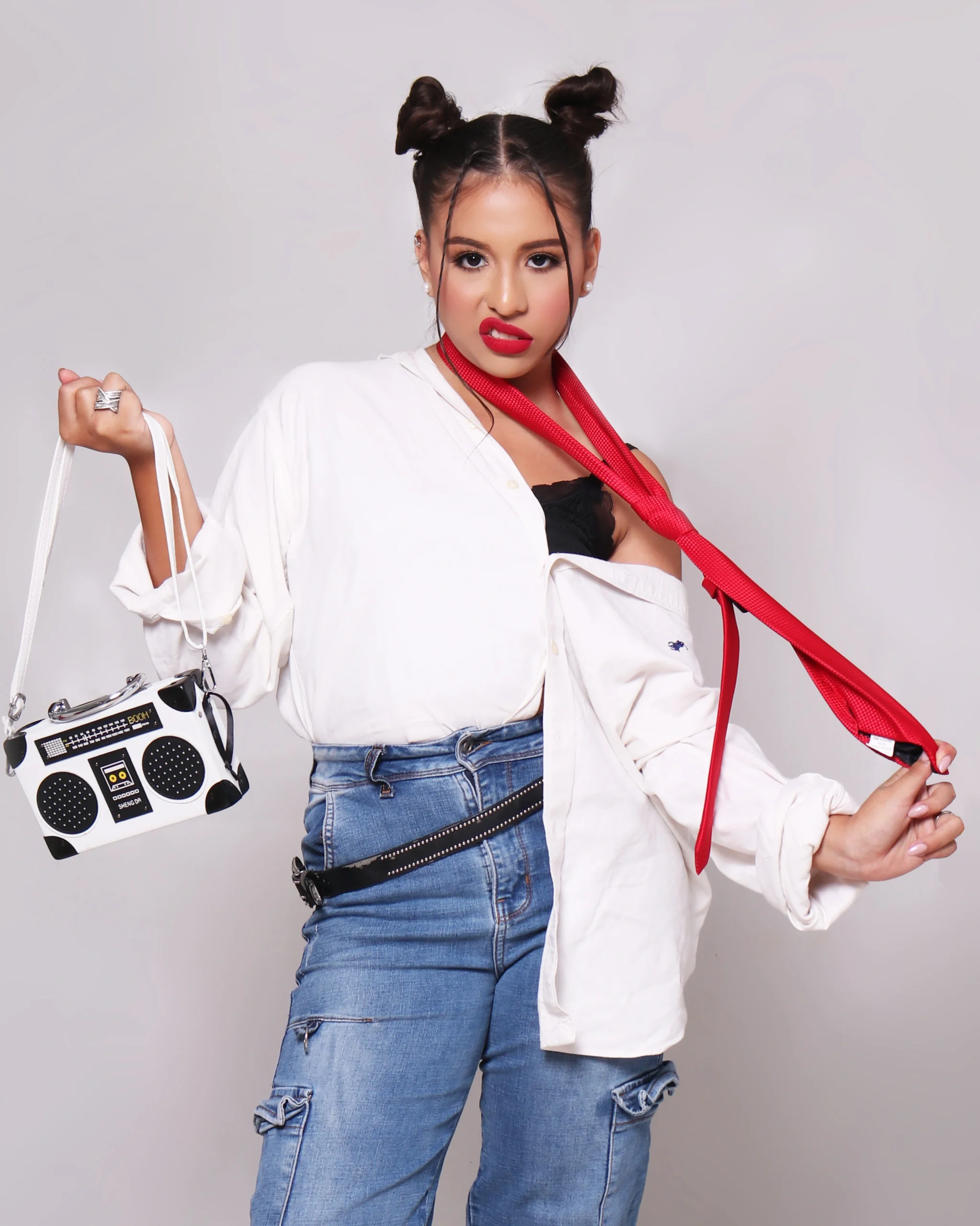 modelo-academia-de-modelaje-posando-con-cara-de-aburrimiento-paiacademy