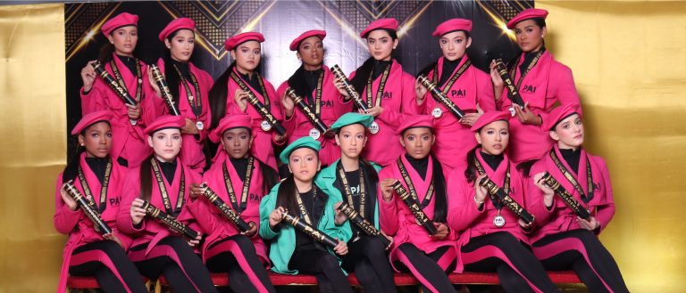 Graduación de la Promo Magenta en academia de modelaje en Caracas con modelos posando en pasarela con diplomas y los directores de la academia