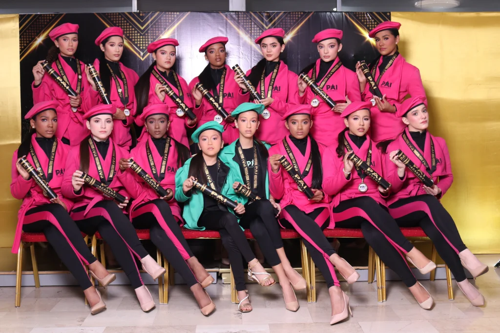 Graduación de la Promo Magenta en academia de modelaje en Caracas con modelos posando en pasarela con diplomas