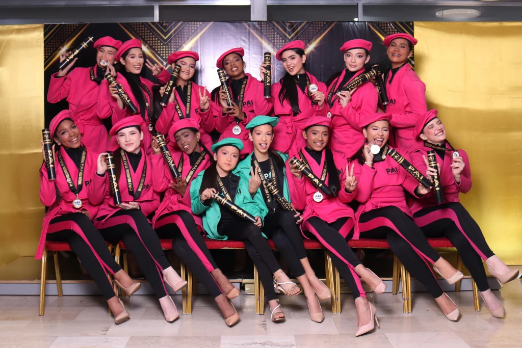 Graduación de la Promo Magenta en academia de modelaje en Caracas con modelos posando en pasarela con diplomas